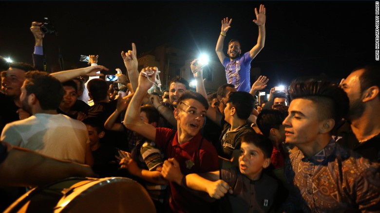 Ироқ христианлари Каракош билан Бортелланинг бўшатилишини нишонлаш. Сурат: CNN
