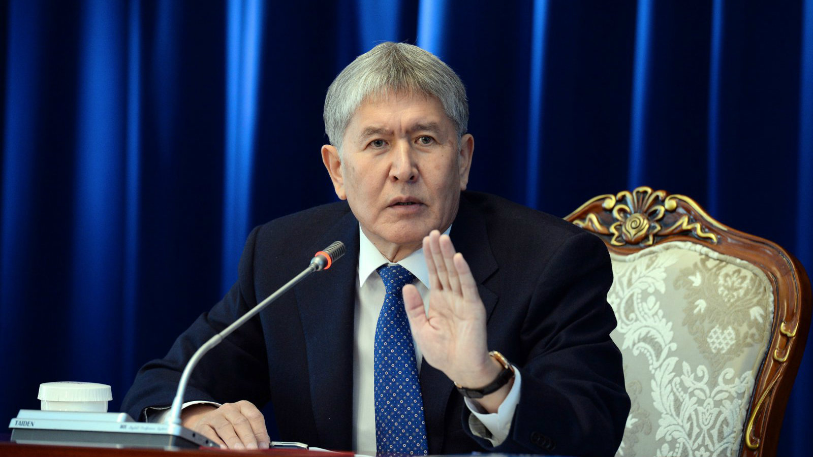 Президент Алмазбек Атамбаев матбуот анжуманида.