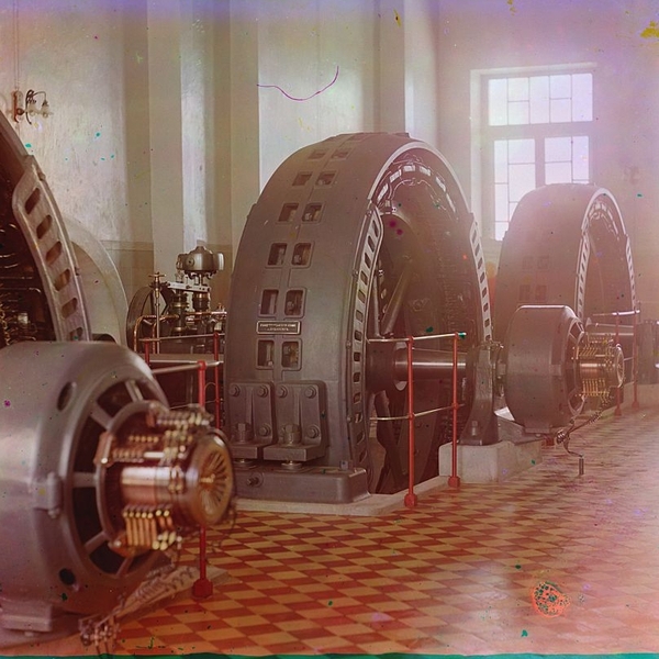 Ёлётандаги (ҳозирги Туркманистон) сув электр станциясидаги венгер генераторлари.